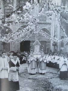 Processie van het sluier van de Maagd voor het koninklijke portaal van de kathedraal Notre-Dame de Chartres door Thomon